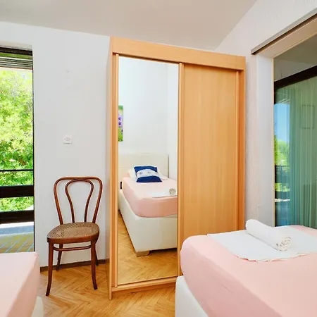 2 Bedroom Lovely In 아파트 말리로시니
