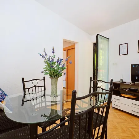 2 Bedroom Lovely In 말리로시니
